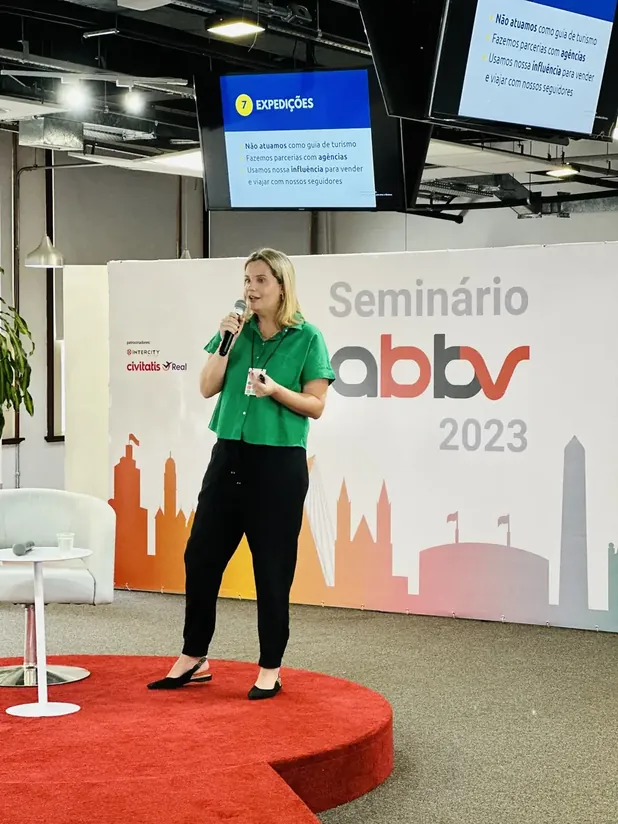 Cris Herzog palestrando no Seminário ABAV